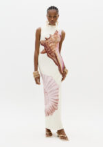 VESTIDO CRU COM ESTAMPA DE CONCHA EM TONS ROSA E CAMEL LANÇA PERFUME