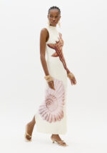 VESTIDO CRU COM ESTAMPA DE CONCHA EM TONS ROSA E CAMEL LANÇA PERFUME - Image 2