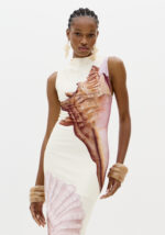 VESTIDO CRU COM ESTAMPA DE CONCHA EM TONS ROSA E CAMEL LANÇA PERFUME - Image 3