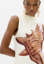 VESTIDO CRU COM ESTAMPA DE CONCHA EM TONS ROSA E CAMEL LANÇA PERFUME - Image 4