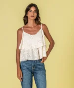 TOP CRU COM BORDADO INGLÊS E FOLHOS RUGA