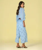 BLUSA AZUL FLUIDA COM BORDADO INGLÊS RUGA - Image 2