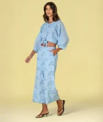 BLUSA AZUL FLUIDA COM BORDADO INGLÊS RUGA