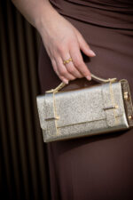 MALA DOURADA METALIZADA COM DETALHES DOURADOS PONTOCHIC - Image 3