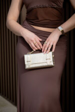 MALA DOURADA METALIZADA COM DETALHES DOURADOS PONTOCHIC - Image 4