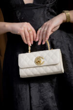 MALA CRU ACOLCHOADA E LOGÓTIPO DOURADO PONTO CHIC - Image 3