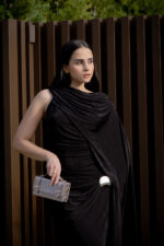 VESTIDO PRETO DRAPEADO COM DETALHE METÁLICO PONTO CHIC - Image 2