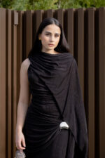 VESTIDO PRETO DRAPEADO COM DETALHE METÁLICO PONTO CHIC - Image 4