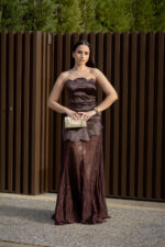 VESTIDO CASTANHO COM RENDA E CORPETE ESTRUTURADO PONTO CHIC