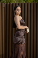 VESTIDO CASTANHO COM RENDA E CORPETE ESTRUTURADO PONTO CHIC - Image 3