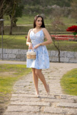 VESTIDO AZUL COM PADRÃO FLORAL RINASCIMENTO