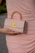 MALA ROSA ACOLCHOADA E LOGÓTIPO DOURADO