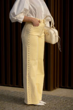 CALÇA AMARELO CLARO COM APLICAÇÕES METÁLICAS PONTO CHIC - Image 3