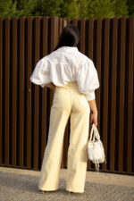 CALÇA AMARELO CLARO COM APLICAÇÕES METÁLICAS PONTO CHIC - Image 5