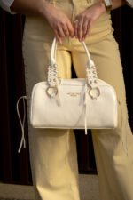 MALA CRU ESTRUTURADA COM DETALHE DE ILHÓS VALENTINO CREATIONS