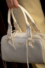 MALA CRU ESTRUTURADA COM DETALHE DE ILHÓS VALENTINO CREATIONS - Image 2