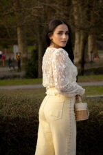 TOP BEGE EM RENDA COM ENTRELACE PONTO CHIC - Image 3