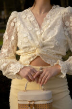 TOP BEGE EM RENDA COM ENTRELACE PONTO CHIC - Image 5