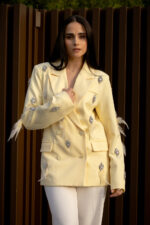 BLAZER AMARELO COM APLICAÇÕES BRILHANTES PONTO CHIC