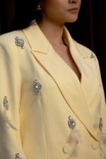 BLAZER AMARELO COM APLICAÇÕES BRILHANTES PONTO CHIC - Image 5