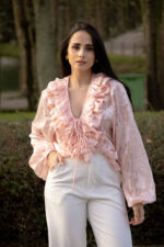 BLUSA ROSA COM FOLHOS E MANGA FLUIDA PONTO CHIC