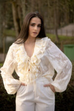 BLUSA BEGE COM FOLHOS E MANGA FLUIDA PONTO CHIC