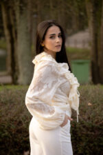 BLUSA BEGE COM FOLHOS E MANGA FLUIDA PONTO CHIC - Image 2