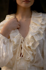 BLUSA BEGE COM FOLHOS E MANGA FLUIDA PONTO CHIC - Image 3