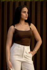 TOP CASTANHO COM DETALHE DOURADO PONTO CHIC - Image 2