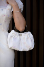 CARTEIRA MINI FRANZIDA COM CORRENTE PONTO CHIC