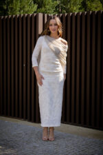 VESTIDO CRU TEXTURADO COM LENÇO ASSIMÉTRICO PONTO CHIC