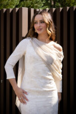 VESTIDO CRU TEXTURADO COM LENÇO ASSIMÉTRICO PONTO CHIC - Image 2