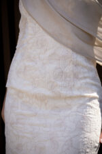 VESTIDO CRU TEXTURADO COM LENÇO ASSIMÉTRICO PONTO CHIC - Image 8