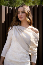 VESTIDO CRU TEXTURADO COM LENÇO ASSIMÉTRICO PONTO CHIC - Image 3