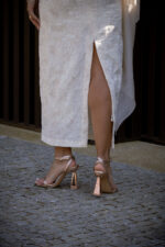 VESTIDO CRU TEXTURADO COM LENÇO ASSIMÉTRICO PONTO CHIC - Image 9