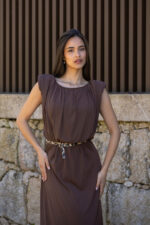 VESTIDO CASTANHO COM ABERTURA DRAPEADA NAS COSTAS IMPERIAL - Image 2