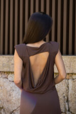 VESTIDO CASTANHO COM ABERTURA DRAPEADA NAS COSTAS IMPERIAL - Image 4