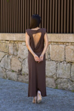 VESTIDO CASTANHO COM ABERTURA DRAPEADA NAS COSTAS IMPERIAL - Image 5