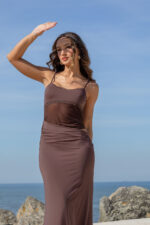 VESTIDO COMPRIDO CASTANHO DRAPEADO COM RENDA PONTO CHIC - Image 3