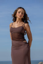 VESTIDO COMPRIDO CASTANHO DRAPEADO COM RENDA PONTO CHIC - Image 7