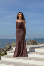 VESTIDO COMPRIDO CASTANHO DRAPEADO COM RENDA PONTO CHIC