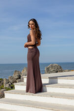 VESTIDO COMPRIDO CASTANHO DRAPEADO COM RENDA PONTO CHIC - Image 4