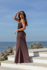 VESTIDO COMPRIDO CASTANHO DRAPEADO COM RENDA PONTO CHIC - Image 5