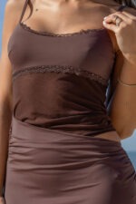 VESTIDO COMPRIDO CASTANHO DRAPEADO COM RENDA PONTO CHIC - Image 8