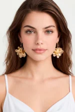 BRINCOS FLOR DOURADA TEXTURIZADA SAHOCO