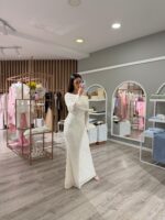 VESTIDO COMPRIDO BEGE EM RENDA COM DRAPEADO PONTO CHIC - Image 4