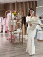 VESTIDO COMPRIDO BEGE EM RENDA COM DRAPEADO PONTO CHIC - Image 3