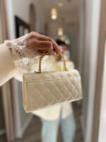 MALA CRU ACOLCHOADA E LOGÓTIPO DOURADO PONTO CHIC - Image 2