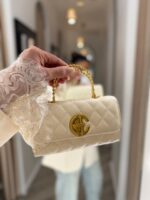 MALA CRU ACOLCHOADA E LOGÓTIPO DOURADO PONTO CHIC