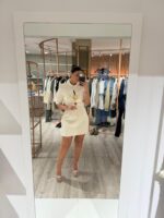 VESTIDO CURTO BEGE COM APLICAÇÃO DOURADA IMPERIAL - Image 4